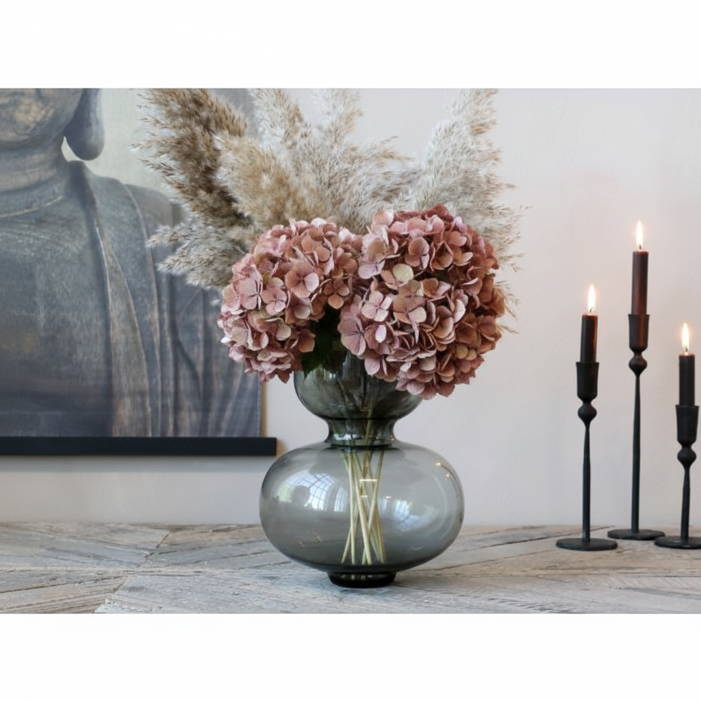 Glasvas med pampagräs och rosa hortensior